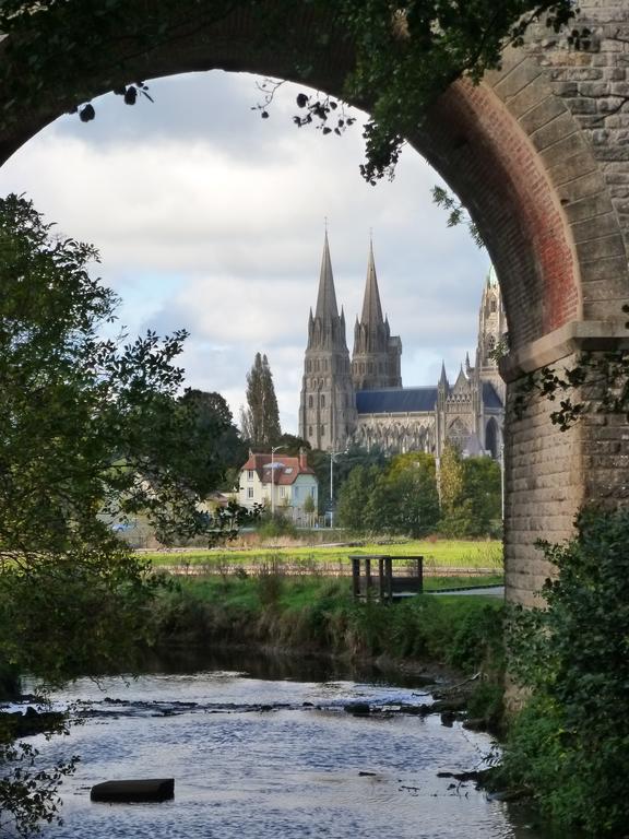 Le Petit Matin Bed & Breakfast Bayeux Bagian luar foto